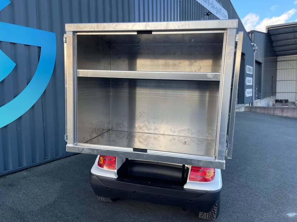Coffre de rangement pour golfette avec portes arrières ouvertes