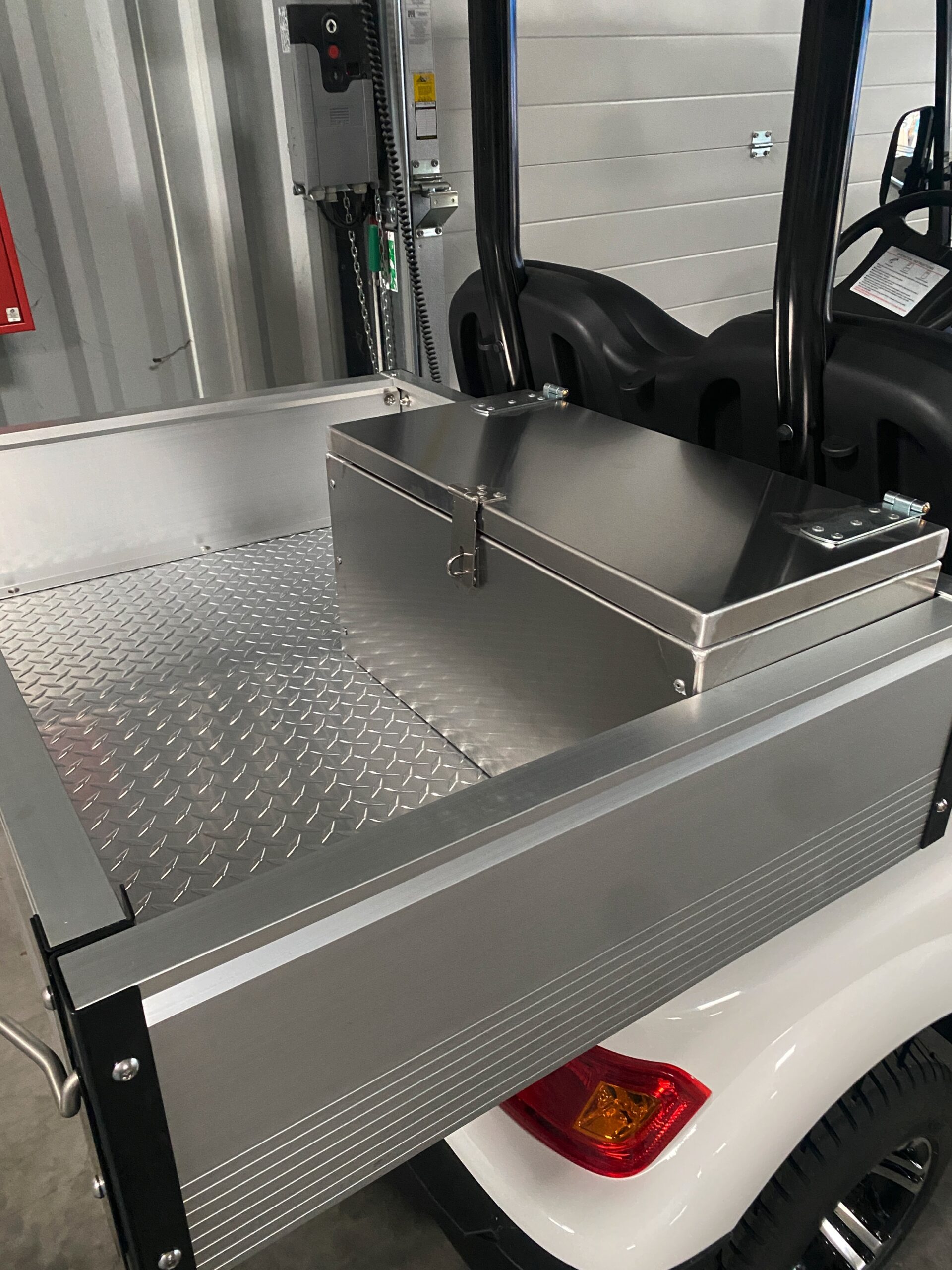 Boite à outils dans benne alu sur golfette 2 places electrique