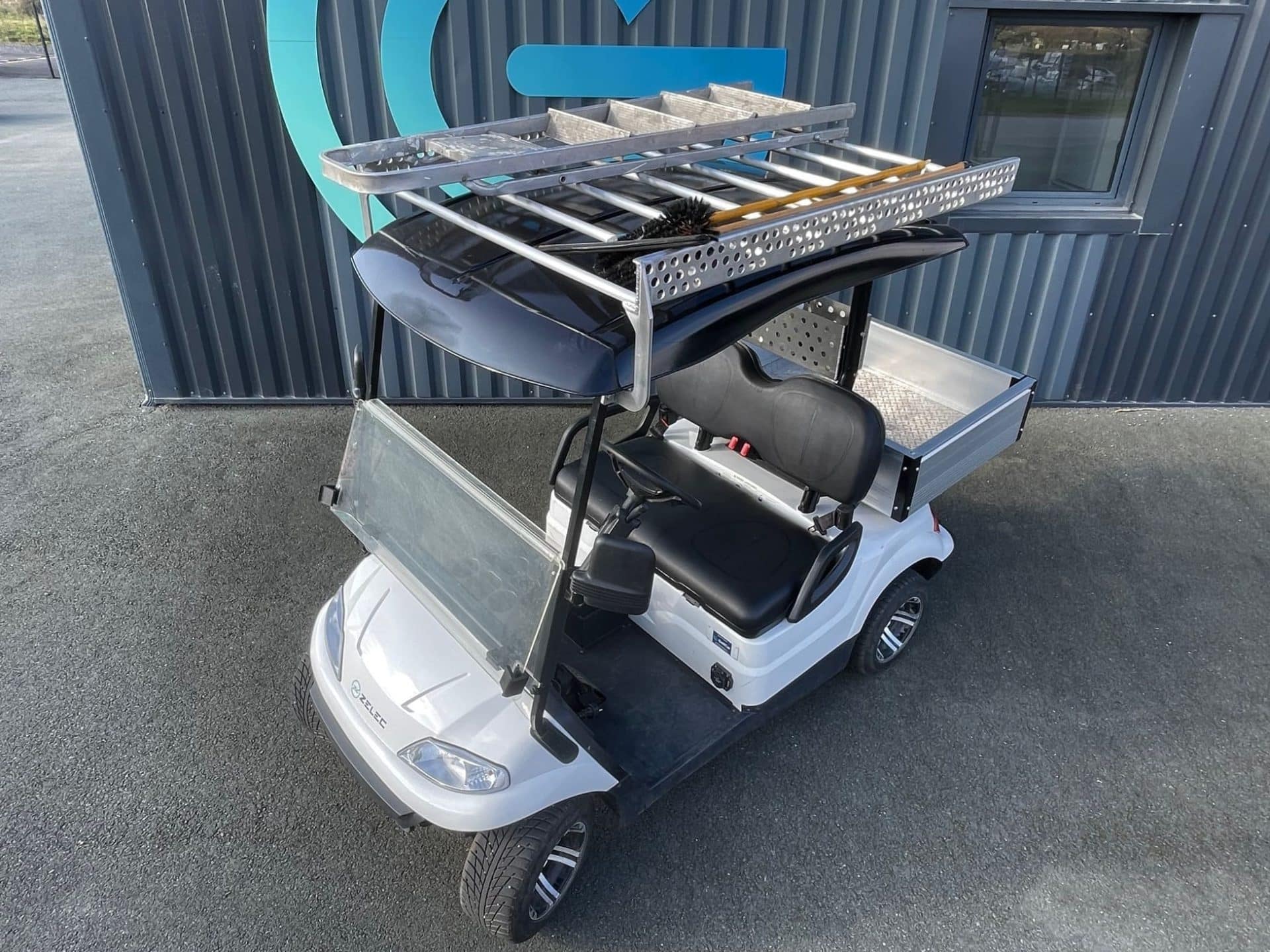 Une solution de rangement d'escabeau sur une golfette