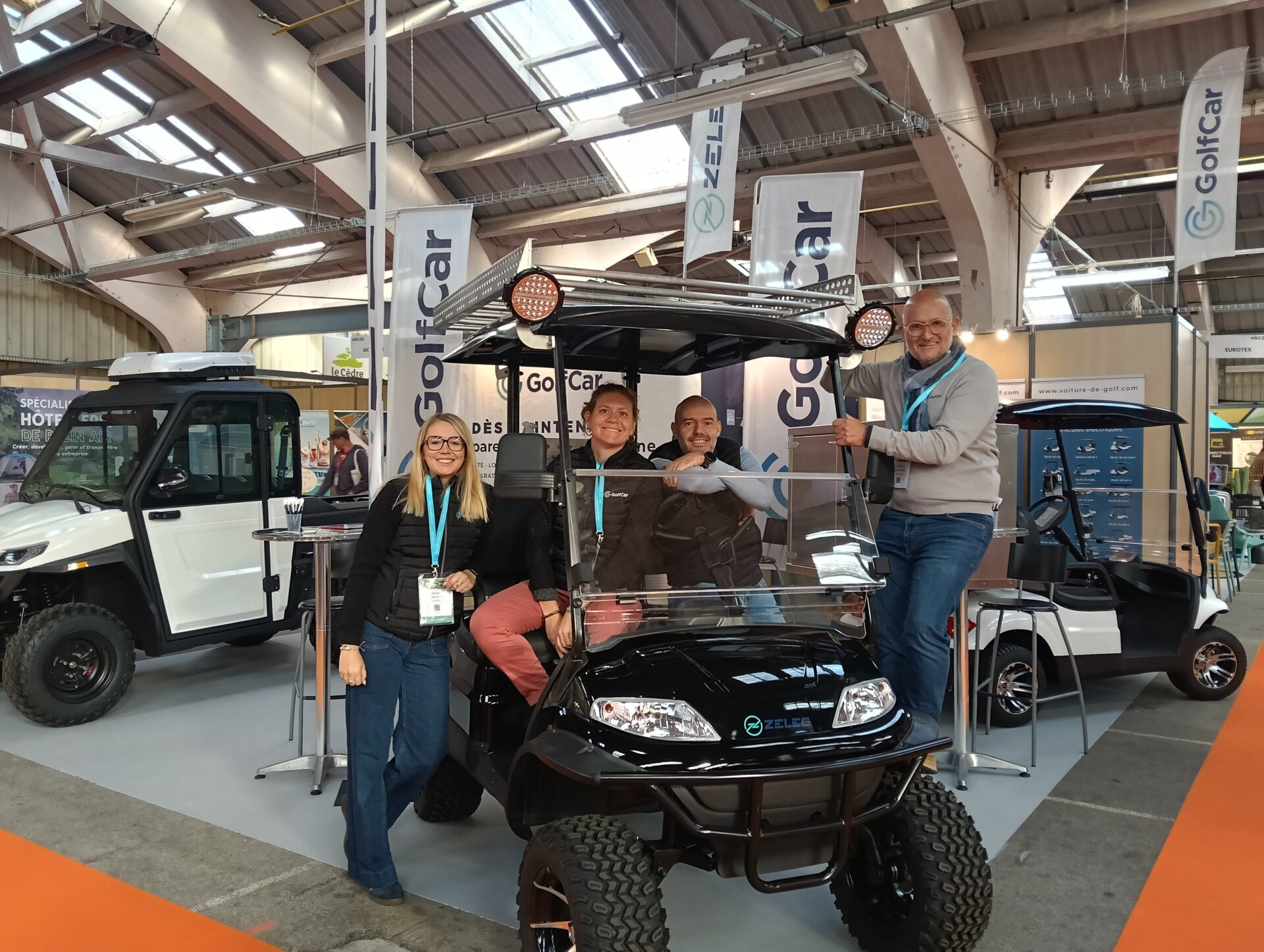 Golfette surélevée B2B avec toute l'équipe GolfCar