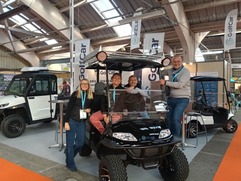 Golfette surélevée B2B avec toute l'équipe GolfCar