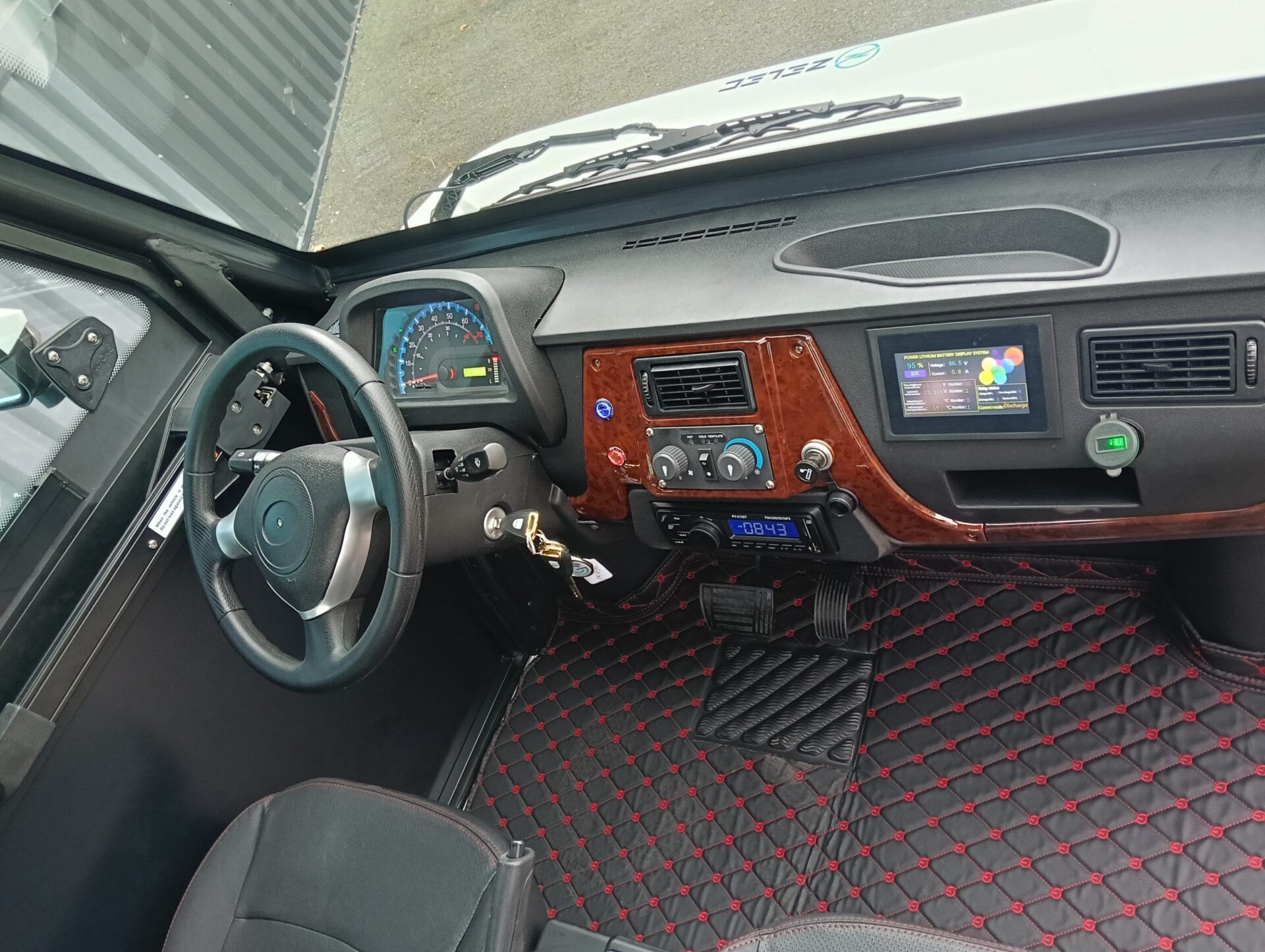 Voiturette electrique avec batteries lithium et tableau de bord moderne