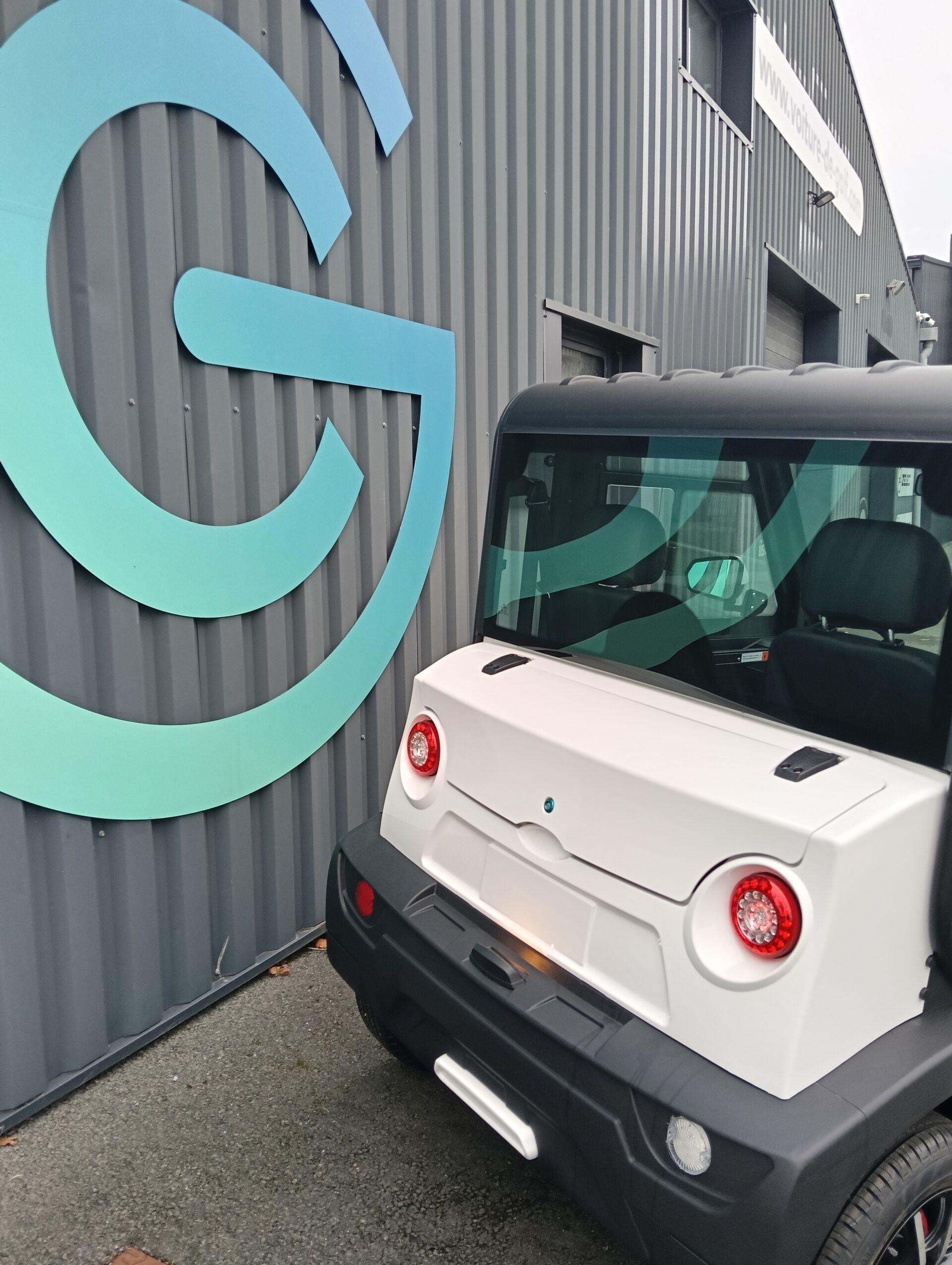 Véhicule homologué avec coffre