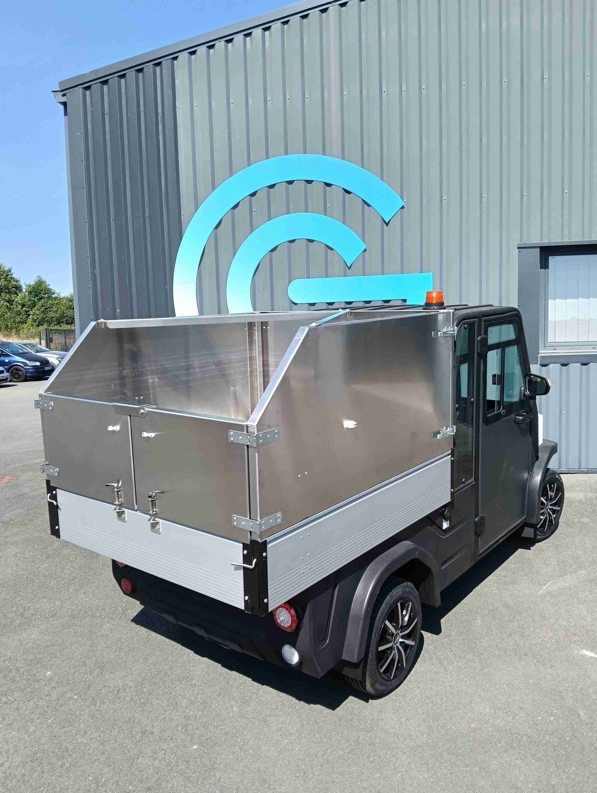 Véhicule utilitaire avec accessoire alu Réhausse ridelles