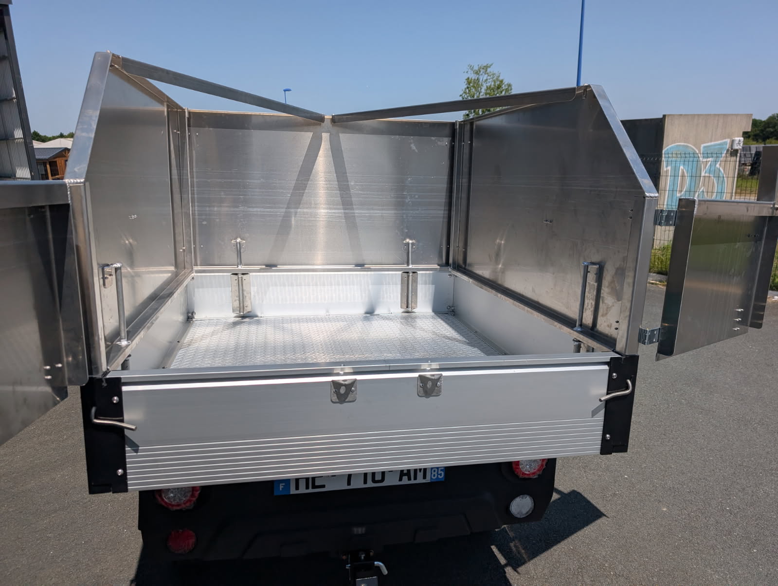 Véhicule ZELEC GC-D2B utilitaire electrique avec rehausse de ridelles