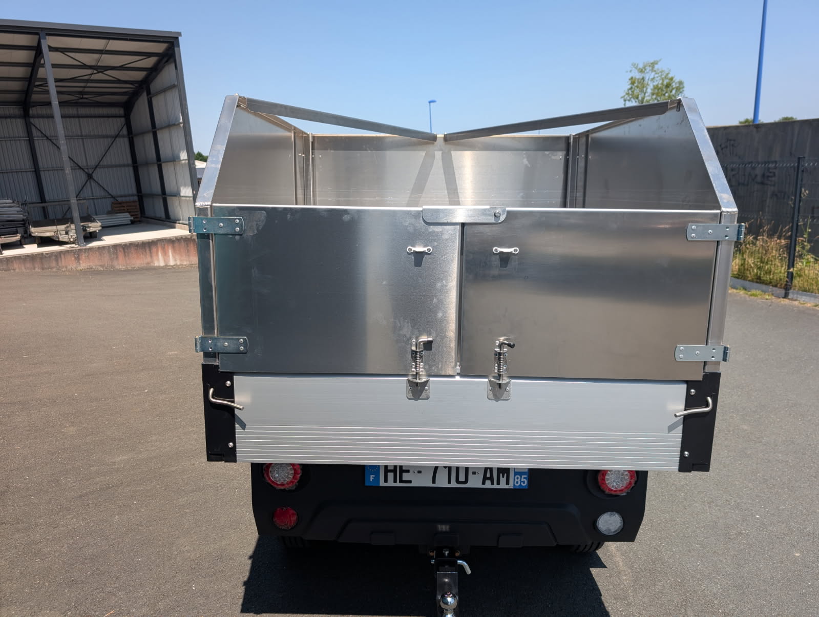 Véhicule utilitaire D2B avec benne alu et rehausse ridelles