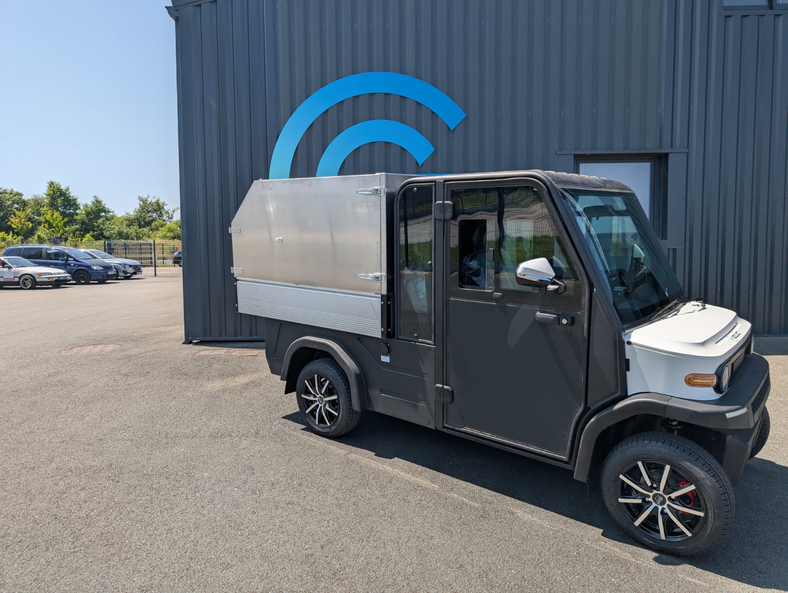 Voiturette electrique équipée d'une benne et rehausse ridelles