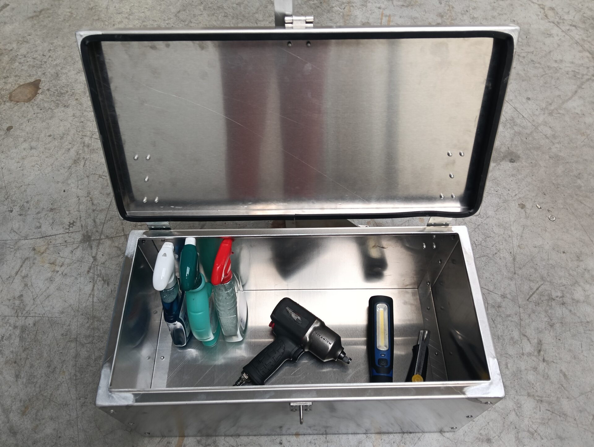 Vue intérieure de la boîte à outils ZELEC pour golfettes