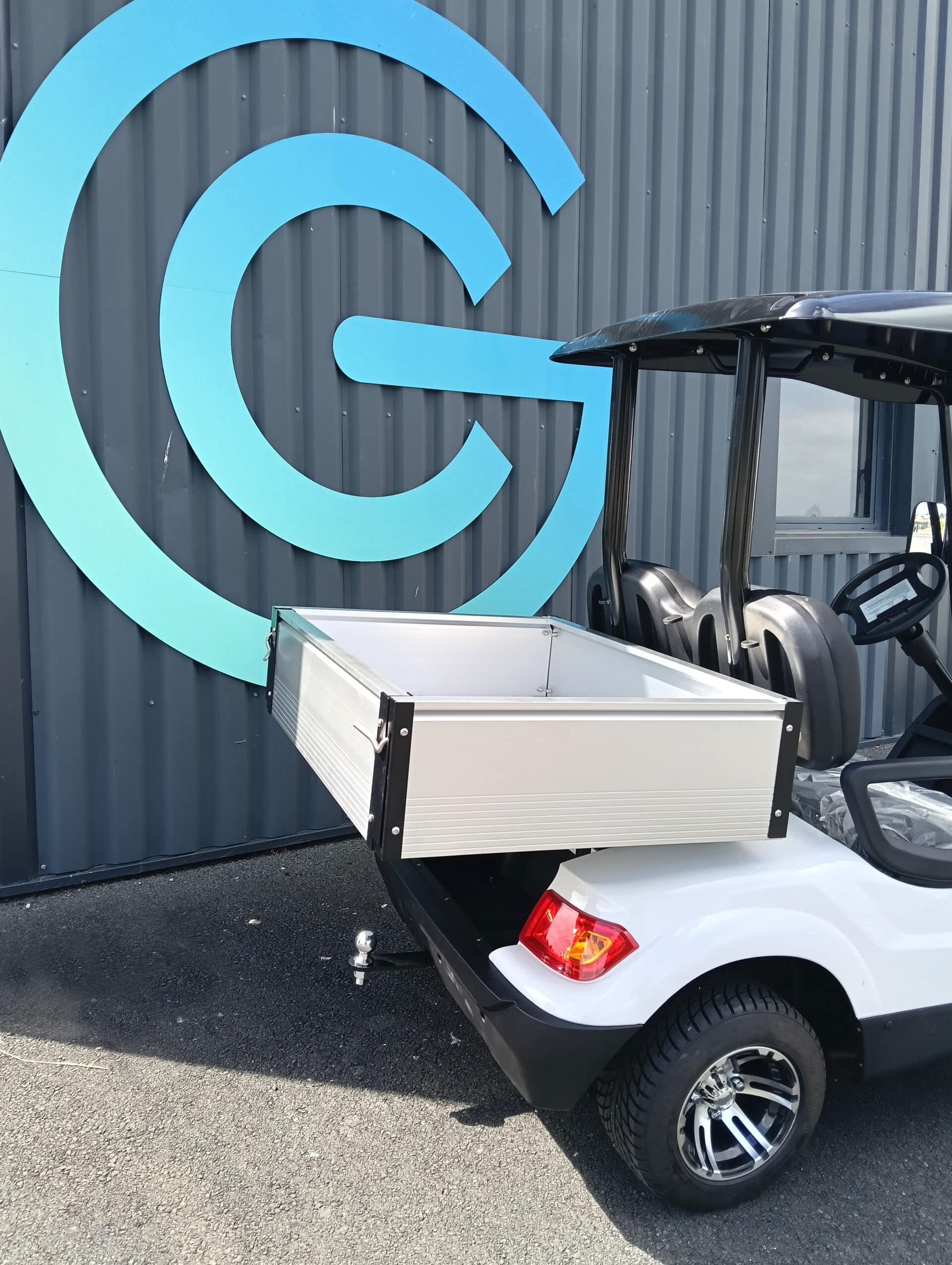 Golfette electrique équipée d'un boule d'attelage pour professionnels