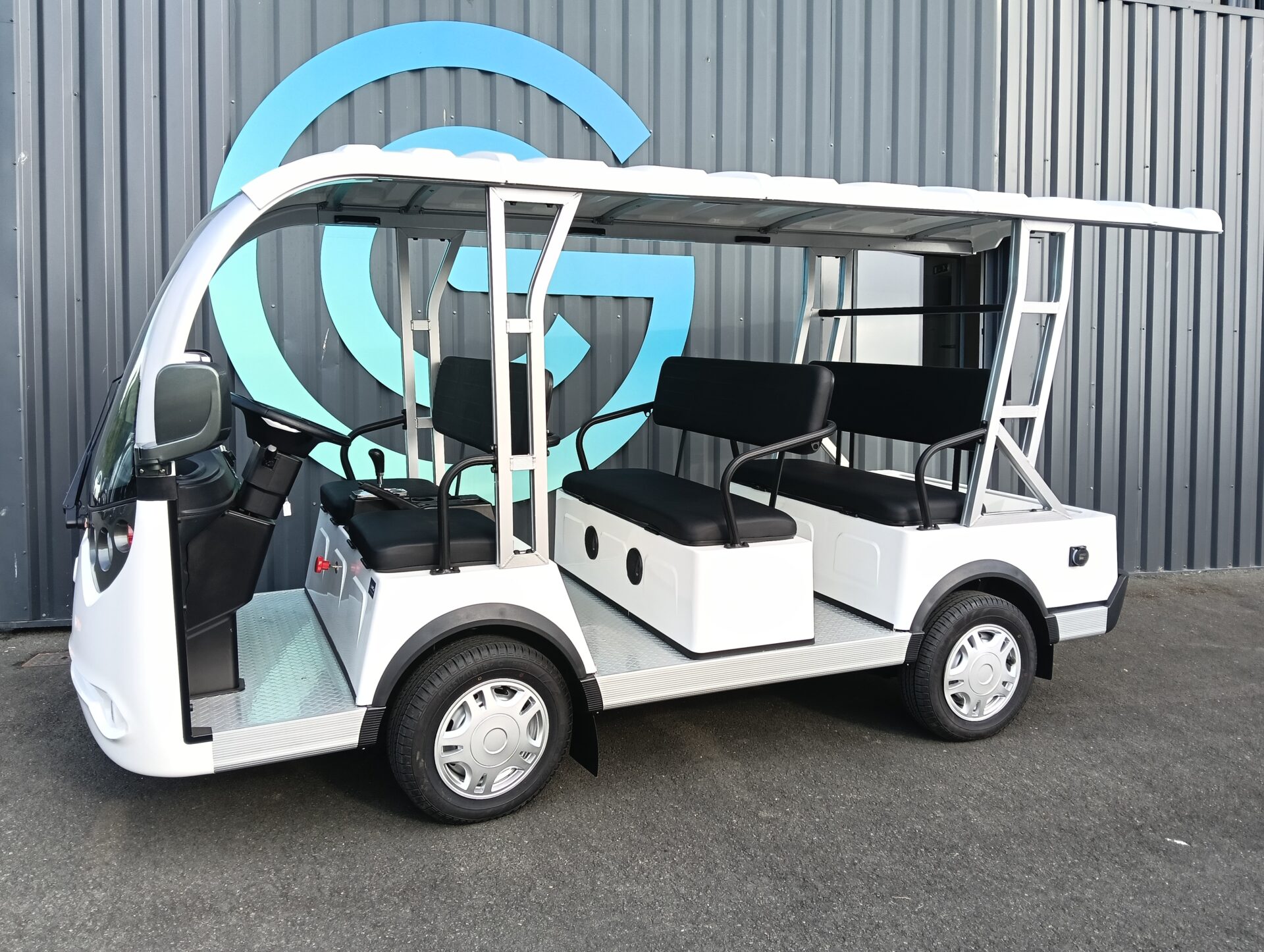 Golfette vue de côté avec 8 places assises et batterie lithium pour déplacements