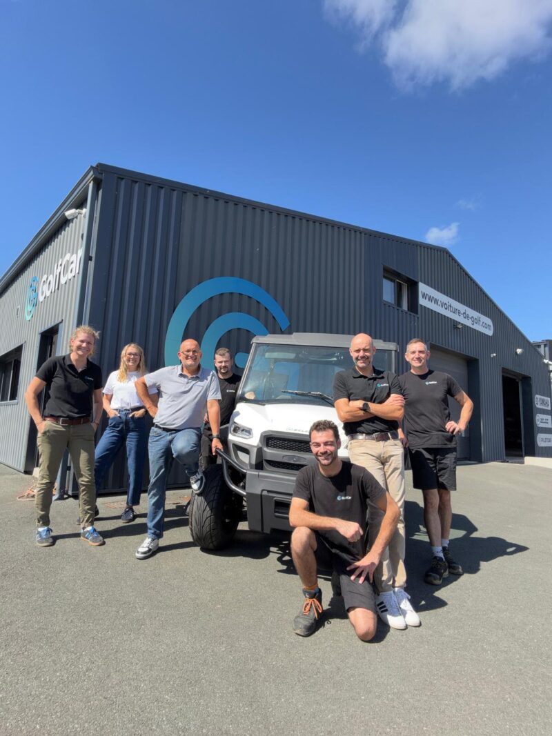 Equipe golfcar avec techniciens de voiturettes de golf